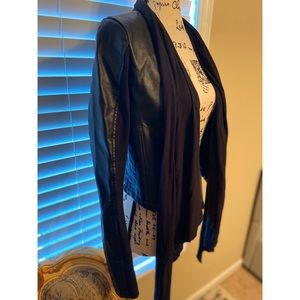 Boutique EXCLUSIVE! Black textured cropped jacket